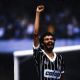Sócrates, el futbolista brasileño que orquestó el futbol democrático