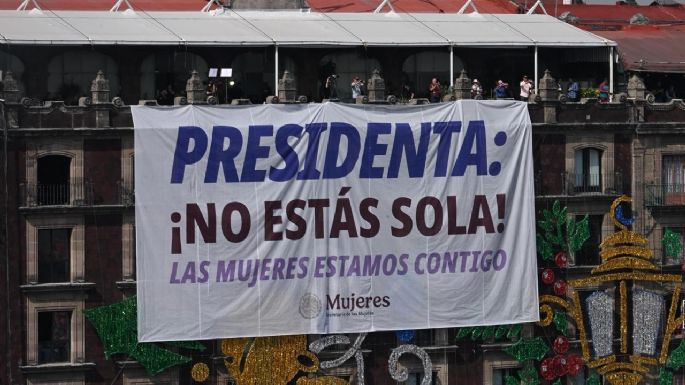 Ante un Zócalo abarrotado, Sheinbaum denuncia campañas sucias nacionales y extranjeras