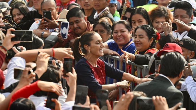 Ante un Zócalo abarrotado, Sheinbaum denuncia campañas sucias nacionales y extranjeras