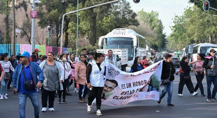 Militantes de Morena llegan al Zócalo para celebrar siete años de la 4T (Video)