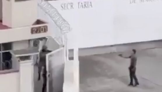 Marinos someten a un sujeto armado frente a sede naval en Puerto Vallarta (Video)