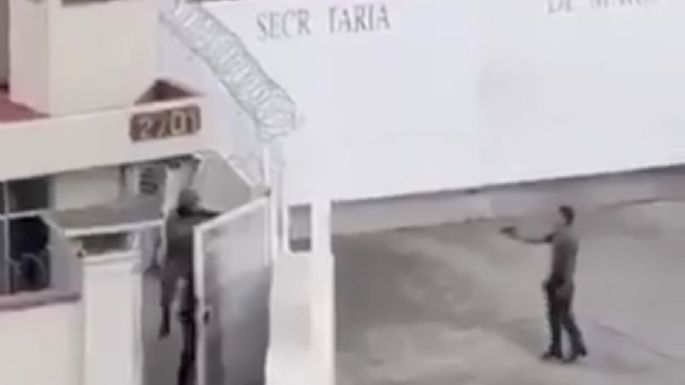 Marinos someten a un sujeto armado frente a sede naval en Puerto Vallarta (Video)