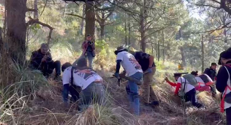 Colectivos descubren osamentas humanas en el mirador de Topilejo
