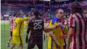 Foto ilustrativa de la nota titulada: Cuauhtémoc Blanco golpea a portero de Chivas en Clásico de Leyendas (Video)