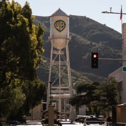 Paramount lanza oferta hostil por Warner Bros., desafiando propuesta de compra de Netflix