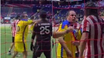Cuauhtémoc Blanco golpea a portero de Chivas en Clásico de Leyendas (Video)