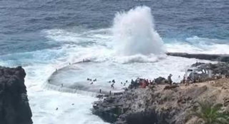 Una ola mata a cuatro personas y deja a una desaparecida en Tenerife, España (Videos)