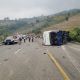 Vuelca autobús que transportaba a jornaleros tsotsiles; hay un fallecido (Videos)