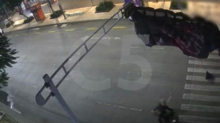 Paracaidista se atora en semáforo de Avenida Balderas, en el centro de la CDMX (Video)