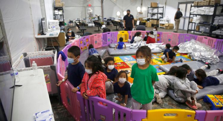 ICE admite que unos 400 niños inmigrantes fueron detenidos por más tiempo del límite recomendado