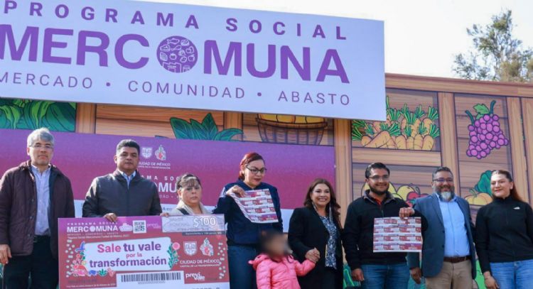 Brugada entrega vales Mercomuna y anuncia que para 2026 duplicará los apoyos