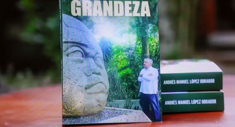 Adán Augusto López regala a senadores miles de copias del libro “Grandeza”, de AMLO
