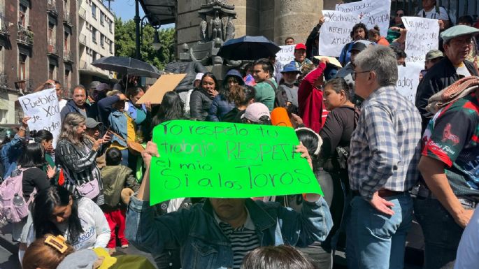 Protestan a favor de las corridas de toros y peleas de gallos en el Congreso de la CDMX