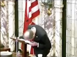 Vicegobernador de Mississippi se desploma frente al pleno del Senado (Video)