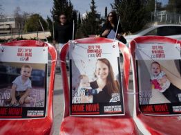 Los niños Bibas, su madre y un anciano: los rehenes que serán entregados sin vida por Hamás el jueves