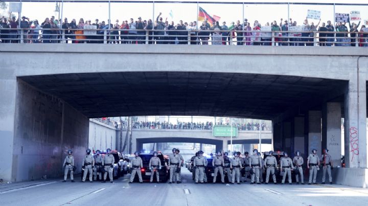 Manifestantes bloquean la circulación en autopista de Los Ángeles para exigir fin a deportaciones