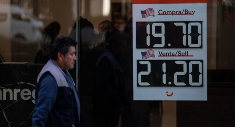 Peso mexicano tiembla ante aranceles; dólar se vende en más de 21 pesos en ventanillas