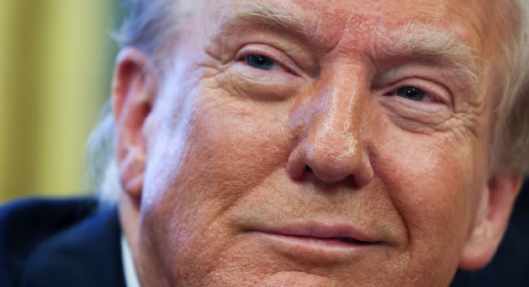 Investigan a un exdirector del FBI por amenazar de muerte a Trump con una imagen en redes sociales