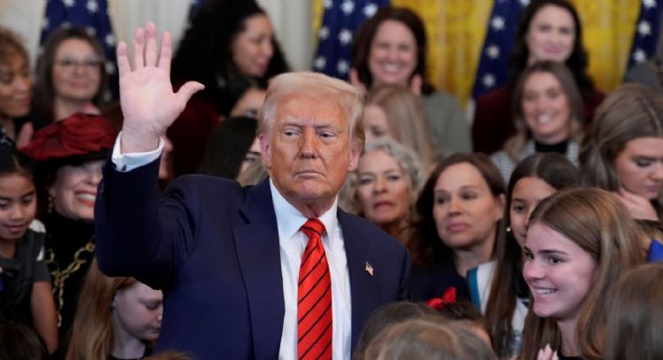 Trump firma orden ejecutiva para excluir a atletas transgénero de deportes femeninos