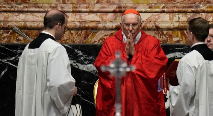 Con el interés en “Cónclave”, nominada al Oscar, el papa mantiene al decano de cardenales