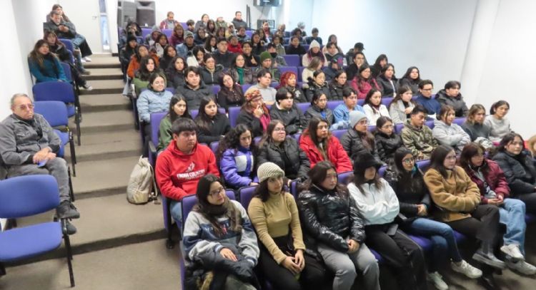 Impartieron conferencia sobre aranceles a estudiantes de la UPV