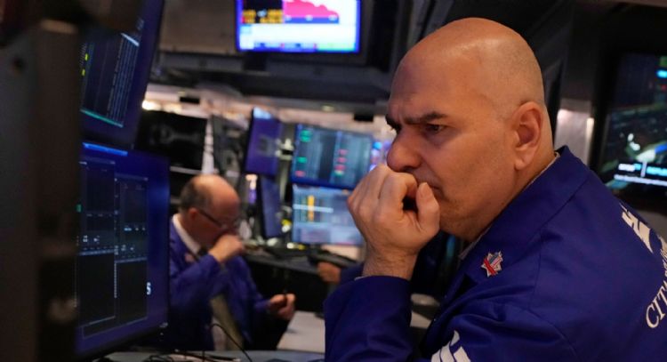 Wall Street cae nuevamente por la incertidumbre de Trump