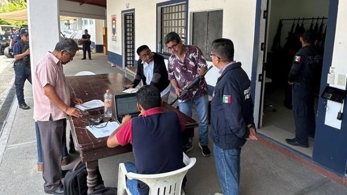 Catean y desarman a policía municipal de Huatulco por el asesinado de cinco personas de Tlaxcala