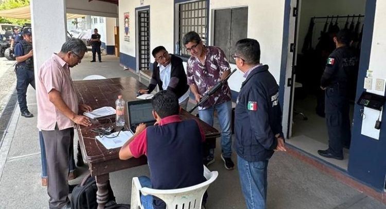 Catean y desarman a policía municipal de Huatulco por el asesinado de cinco personas de Tlaxcala