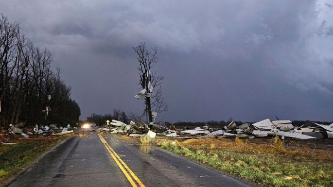 Inmensa tormenta provoca tornados e incendios en EU; hay al menos 17 muertos