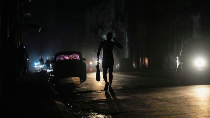 Cuba sufre para solucionar apagón masivo; algunos lugares llevan más de 18 horas sin luz