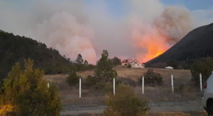 Se desata incendio en Sierra de Arteaga, Coahuila; viento impide que logre ser controlado (Videos)