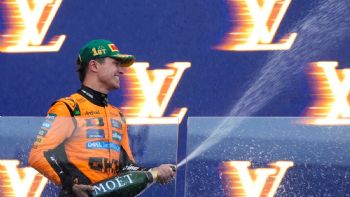 Lando Norris gana con McLaren un Gran Premio de Australia mojado y caótico; Hamilton termina 10mo