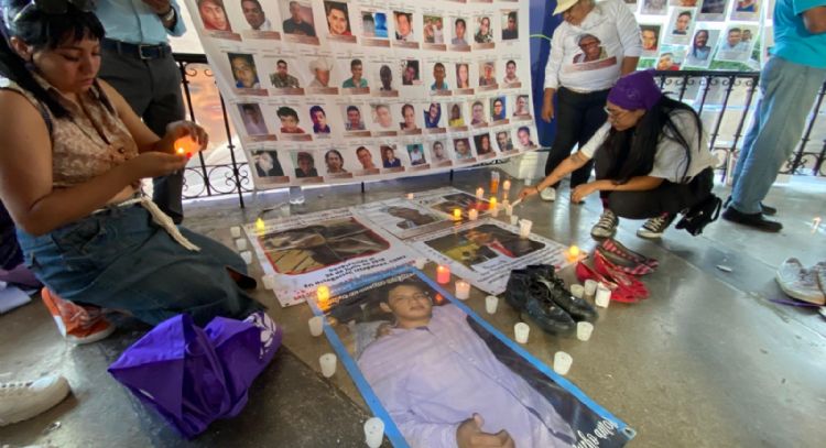 Colectivos colocaron fotografías de personas desaparecidos en diferentes municipios de Guerrero