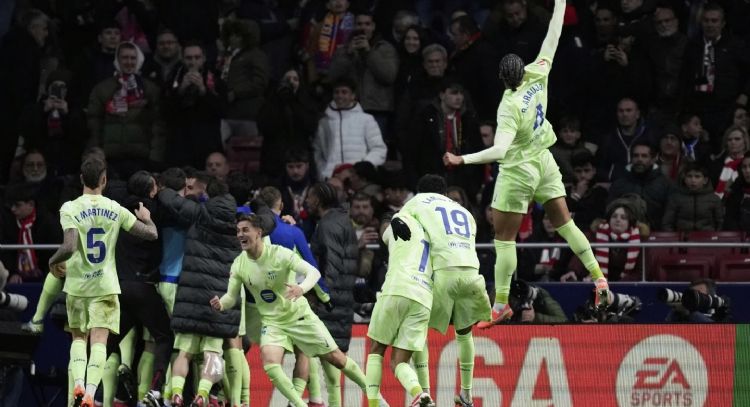 Dos goles en los últimos minutos dan la remontada al Barcelona para vencer 4-2 al Atlético de Madrid