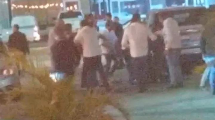 El secretario del Ayuntamiento de Torreón niega haber golpeado a jóvenes afuera de un bar (Video)