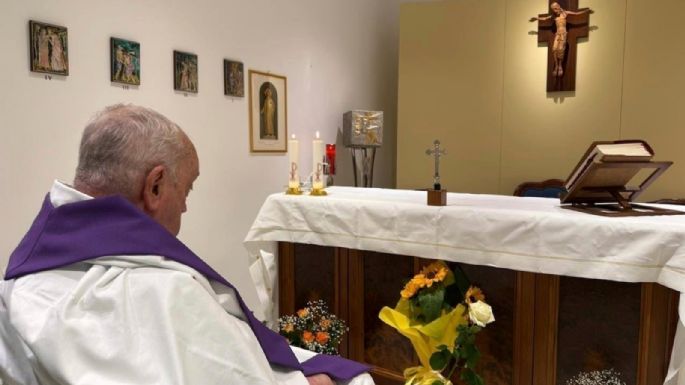 El Papa escribe una carta desde el hospital mientras se organiza su reunión con el Rey Carlos III