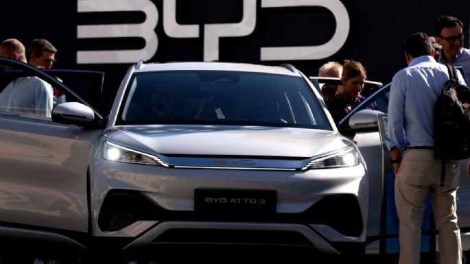 Automotriz china BYD presenta un cargador que promete ser casi tan rápido como poner gasolina