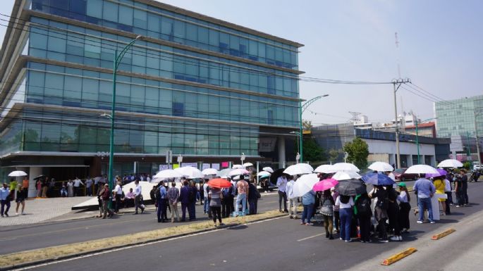 Empleados del INAI bloquean Insurgentes; demandan indemnización y respeto a sus derechos laborales