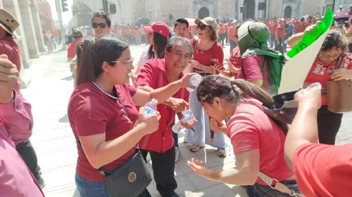 Dispersan, con extintores, protesta de docentes en Yucatán (Video)