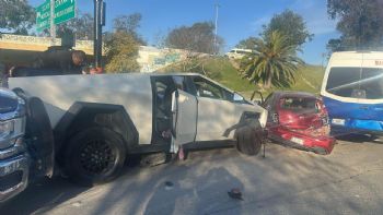 Un Cybertruck Tesla chocó contra siete vehículos en Tijuana; el conductor intentó darse a la fuga