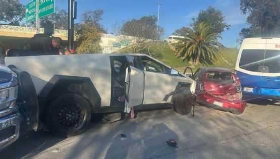 Un Cybertruck Tesla chocó contra siete vehículos en Tijuana; el conductor intentó darse a la fuga