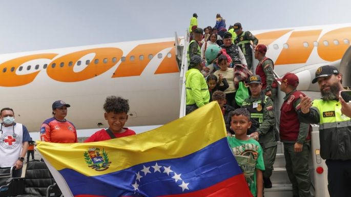 Llega a Venezuela un avión con 311 repatriados de EU, proveniente de México