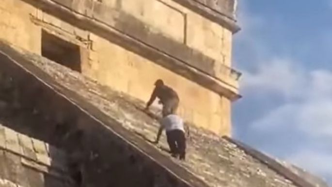 Turista alemán sube a pirámide de Chichén Itzá y visitantes lo golpean (Video)