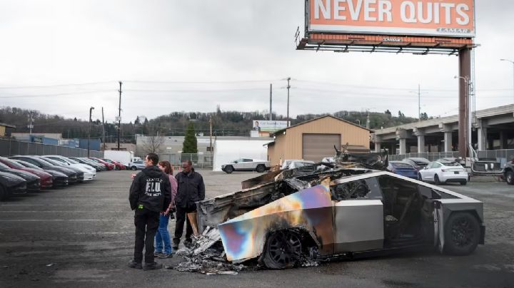 Gobierno de Trump define como “terrorismo nacional” los ataques a vehículos Tesla (Video)