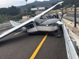 Avioneta aterriza en carretera que inaugurará mañana Sheinbaum (Video)