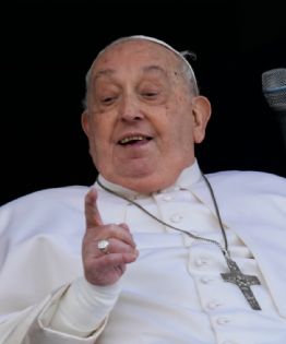 El Papa regresa al Vaticano tras 5 semanas hospitalizado por una neumonía que amenazó su vida