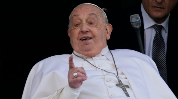 El Papa regresa al Vaticano tras 5 semanas hospitalizado por una neumonía que amenazó su vida