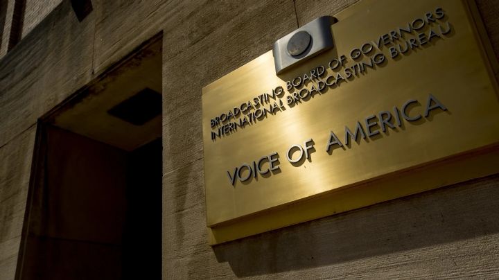 Una demanda federal dice que la administración Trump cerró ilegalmente la Voz de América