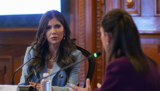Kristi Noem: Quién es la secretaria de Seguridad de EE.UU. que reclamó a Sheinbaum