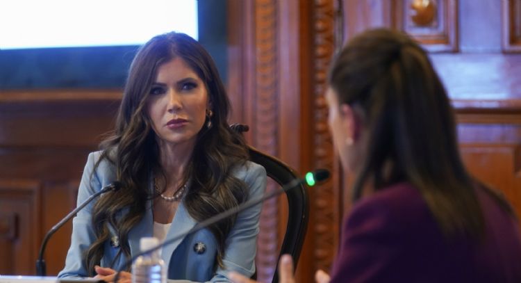 Kristi Noem: Quién es la secretaria de Seguridad de EE.UU. que reclamó a Sheinbaum